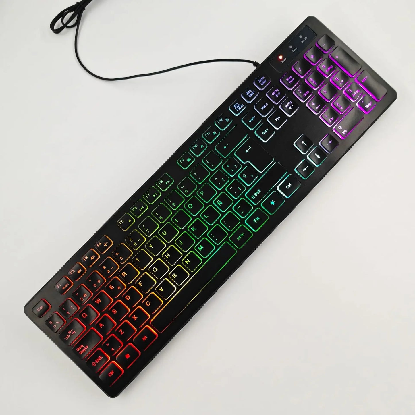 RGB 電競鍵盤 — 有線 USB，104 鍵，背光，防潑水，多語言